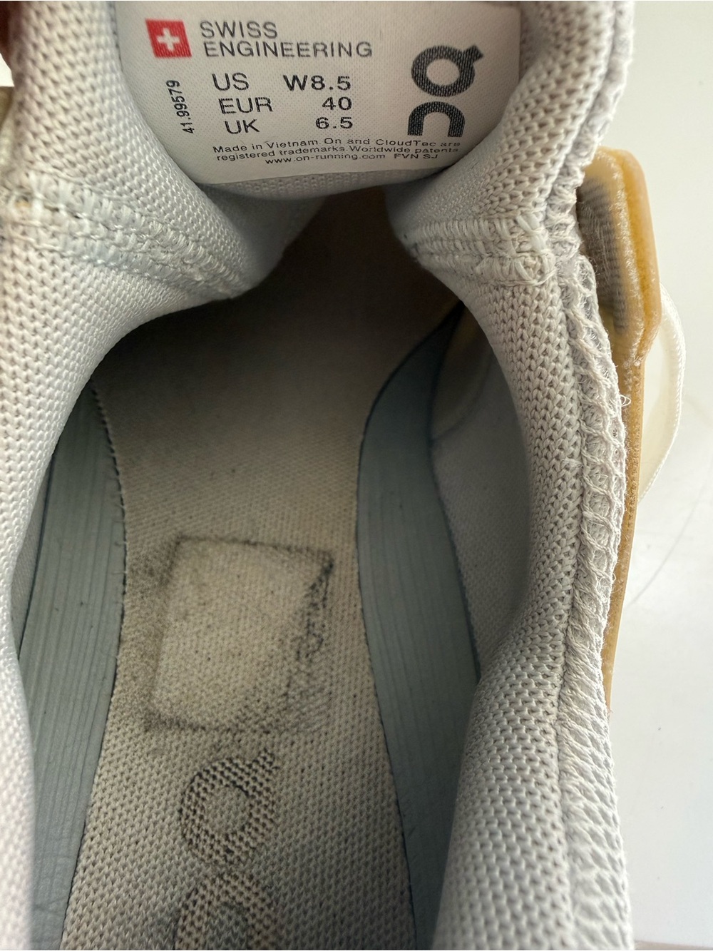 On running cloudswift Women size 8.5 Light Gray and White Cloud Running Shoe - Picture 10 of 10